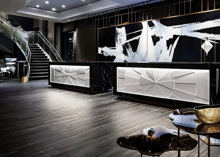 Best Downtown Chicago Hotels with Balcony & Jacuzzi