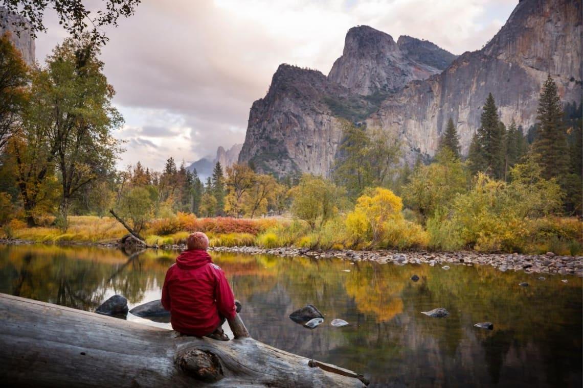 Descansando frente a un arroyo en el Parque Nacional Yosemite, Estados Unidos