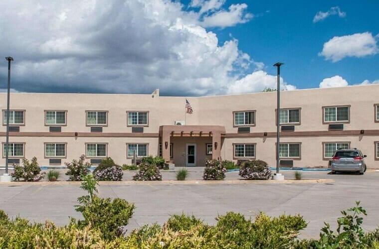 Econo Lodge Inn & Suites